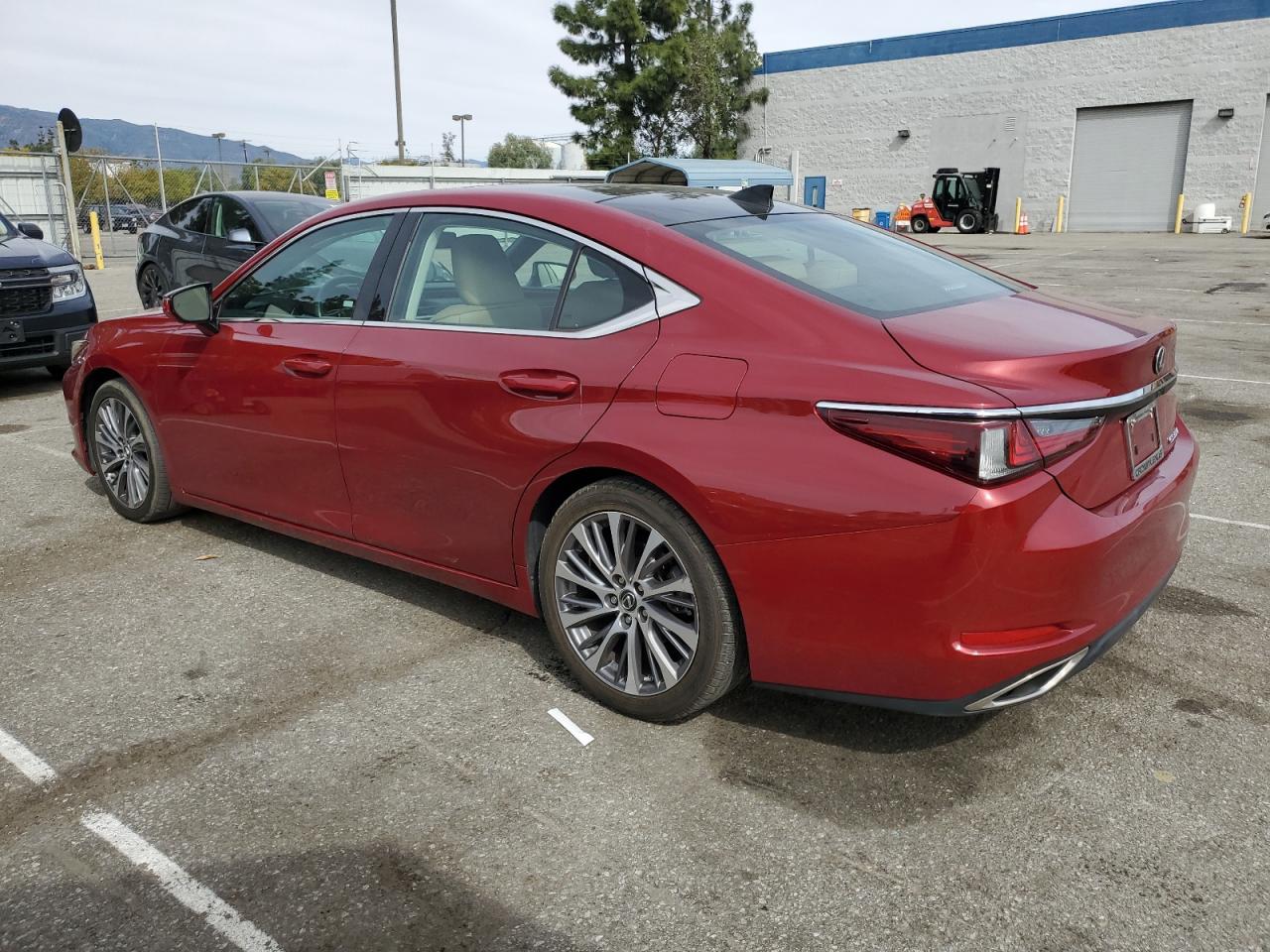 2019 Lexus ES - Image 2