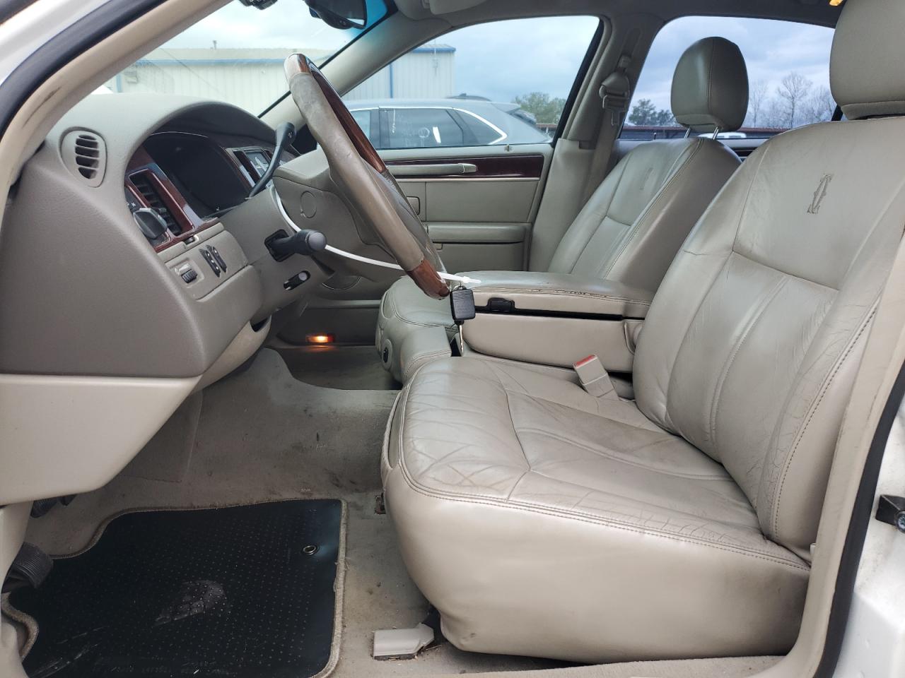 2003 Lincoln Town Car - Image 7