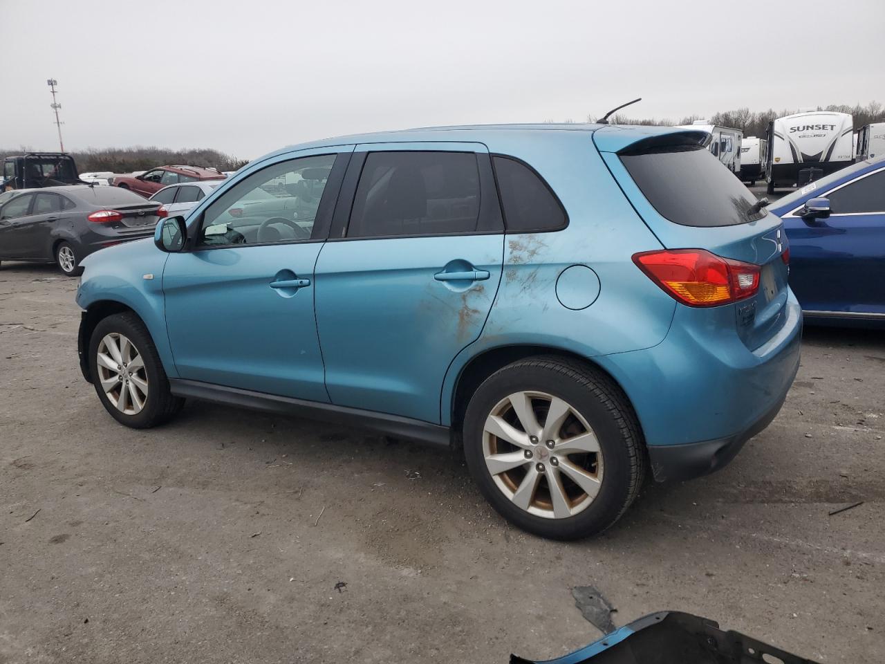 2013 Mitsubishi Outlander - Image 2