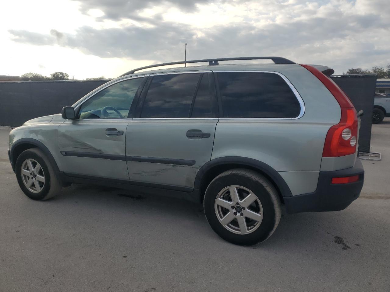 2004 Volvo XC90 - Image 2