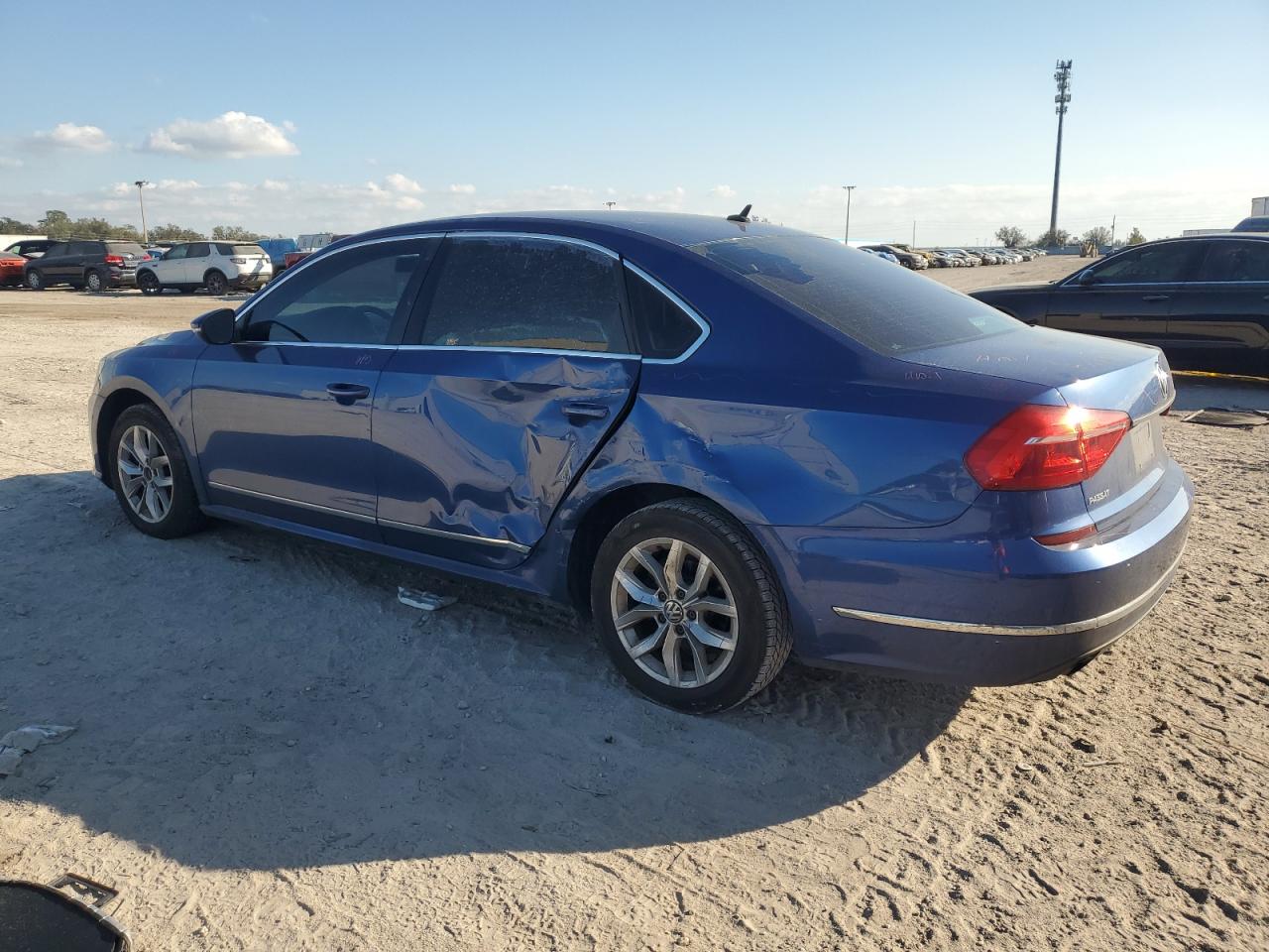 2016 Volkswagen Passat - Image 2