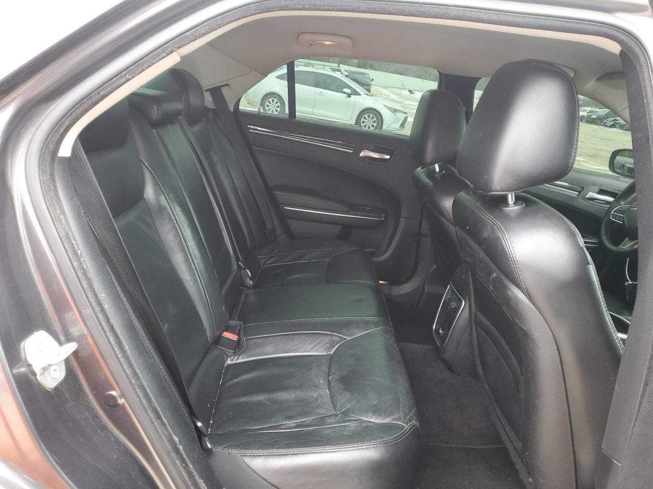 2017 Chrysler 300 - Image 10