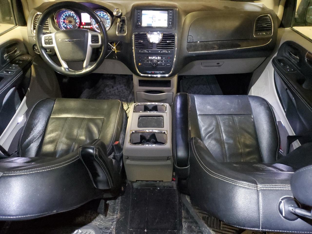 2016 Chrysler Town & Country - Image 8