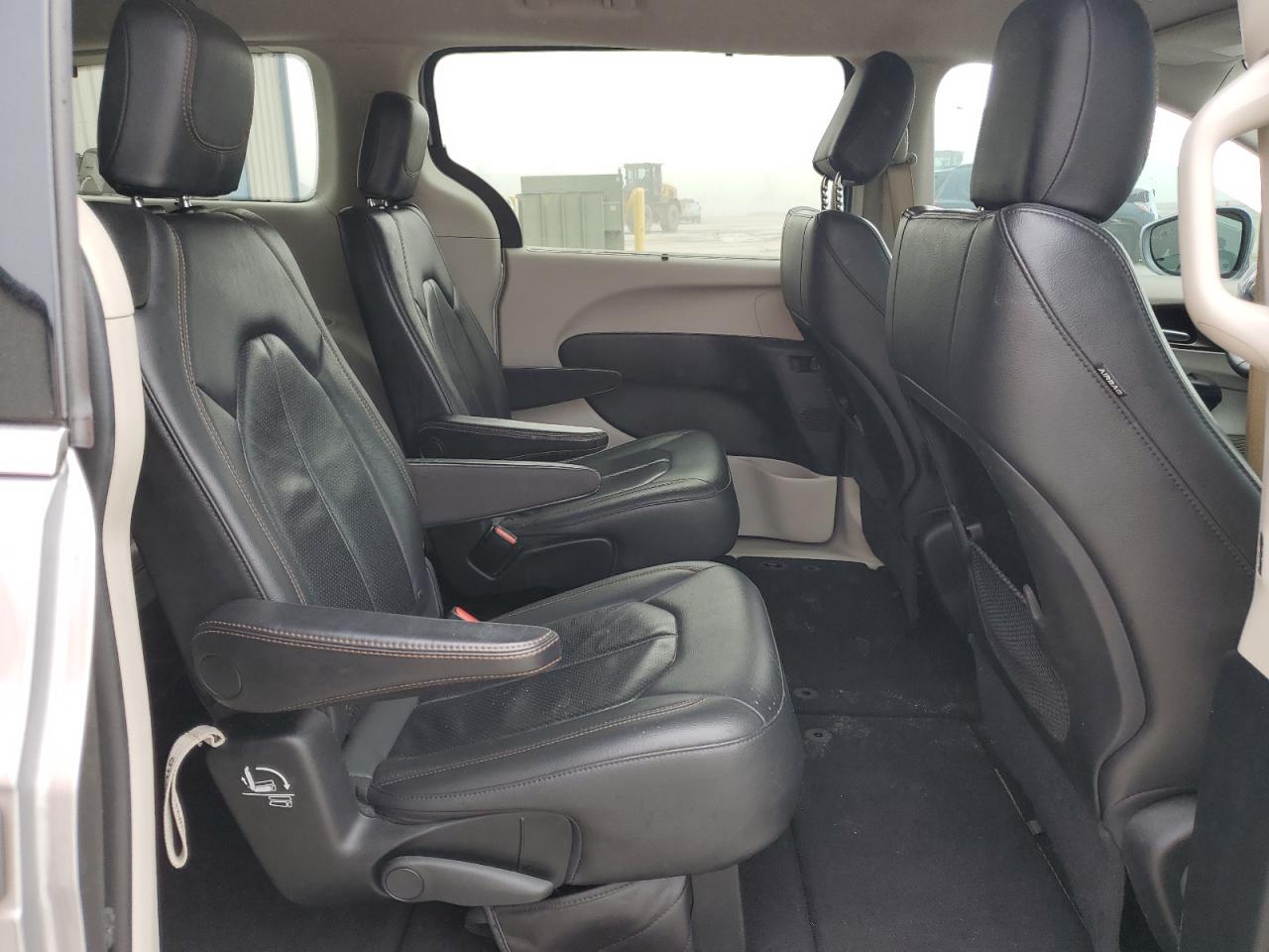 2018 Chrysler Pacifica - Image 11