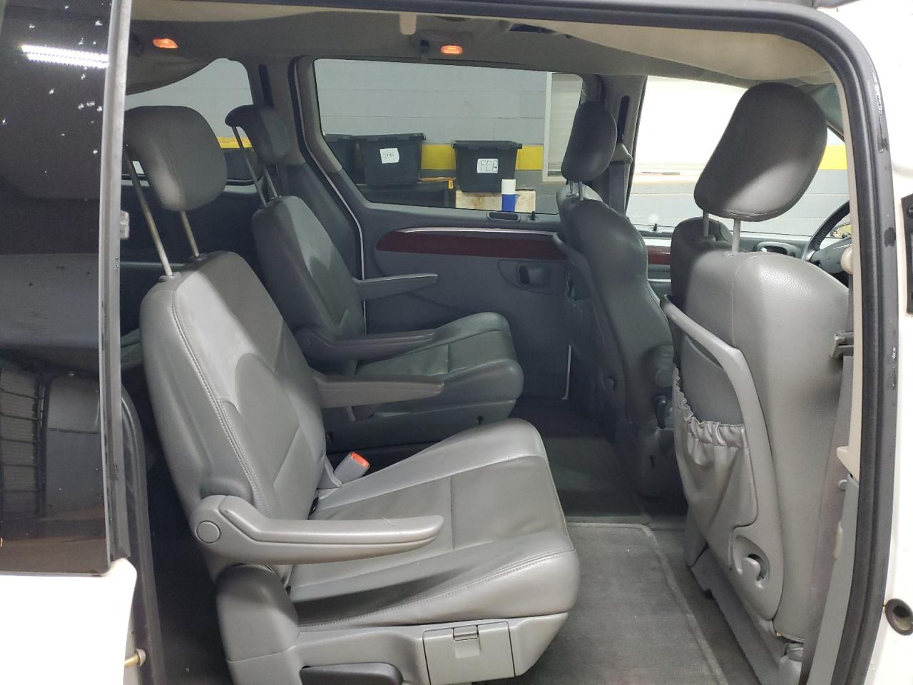 2007 Chrysler Town & Country - Image 11
