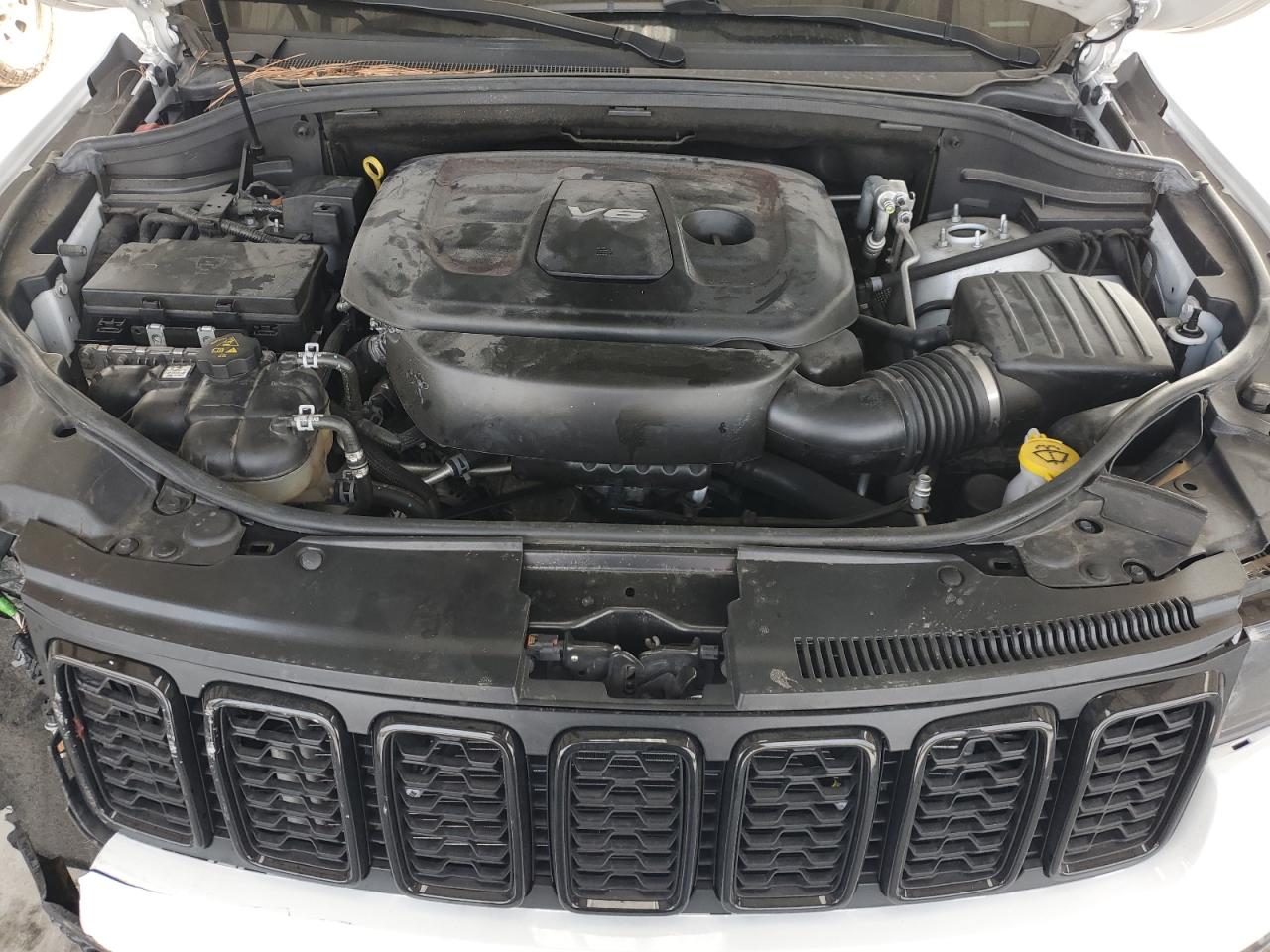 2018 Jeep Grand Cherokee - Image 12