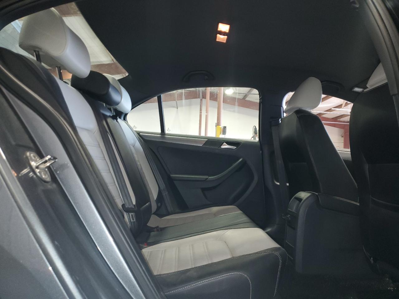 2016 Volkswagen Jetta - Image 10