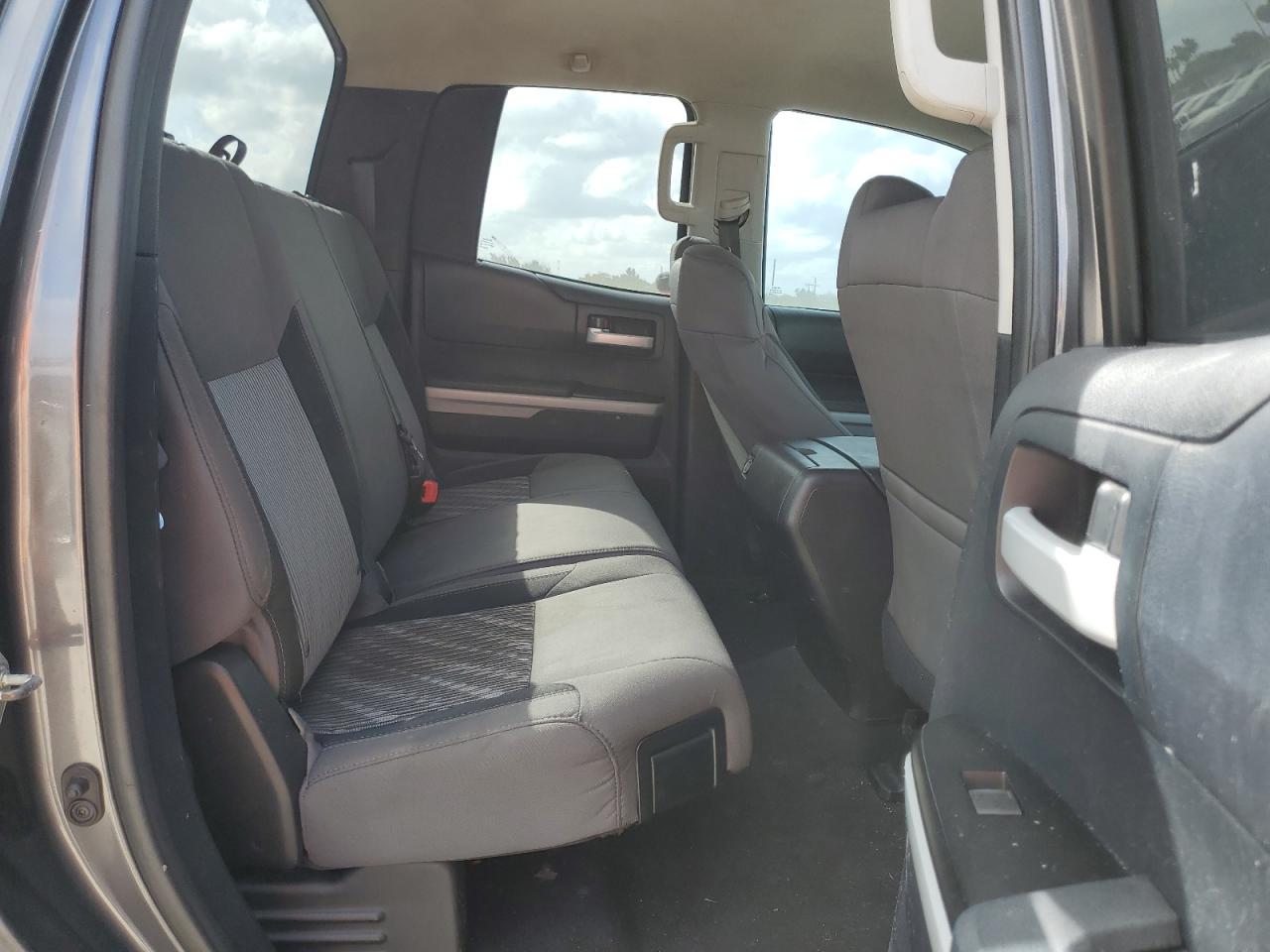 2014 Toyota Tundra - Image 10
