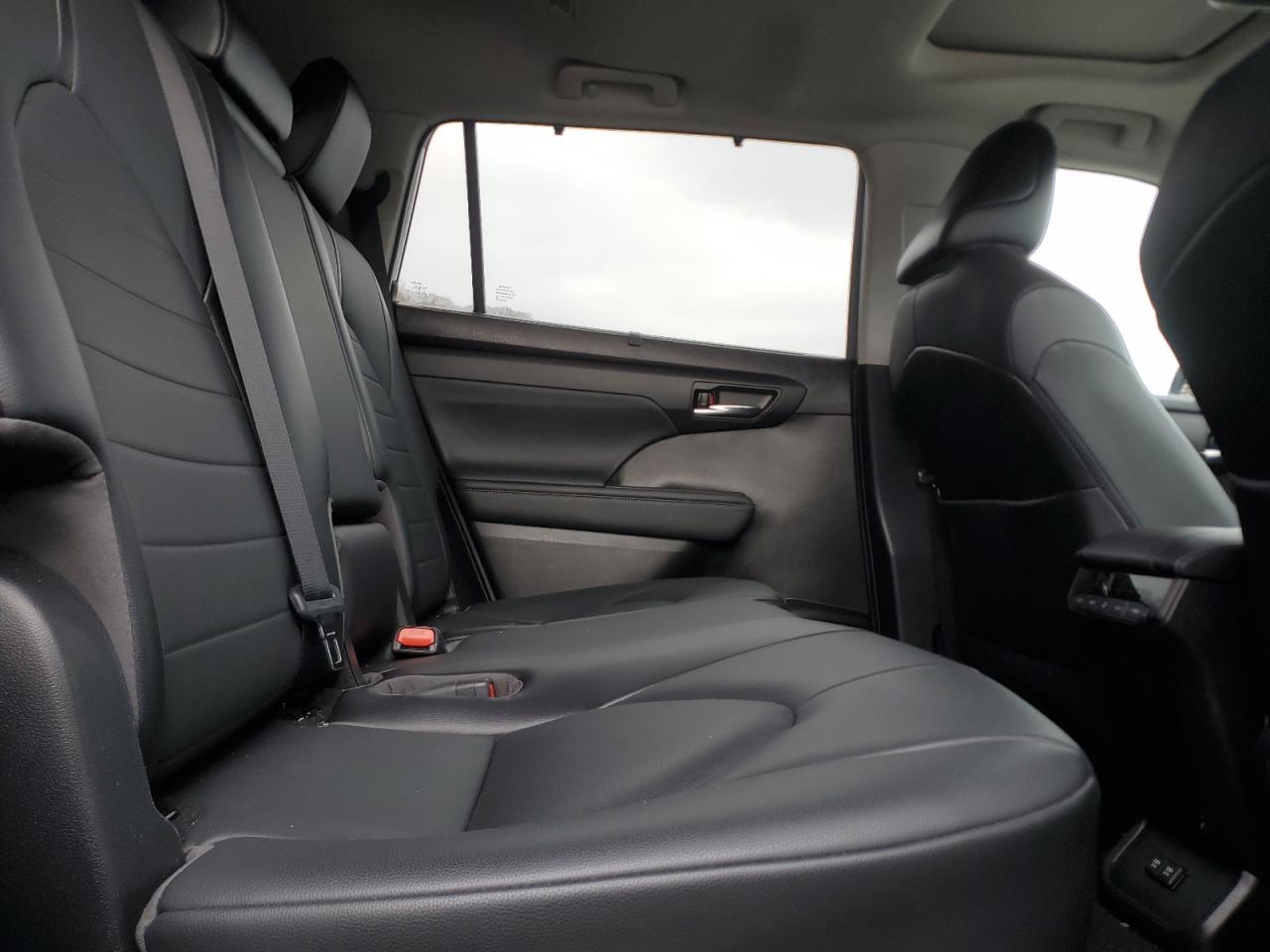 2021 Toyota Highlander - Image 11