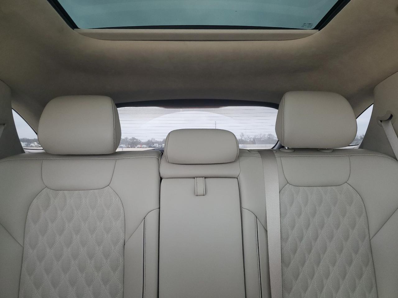 2022 Genesis GV70 - Image 10