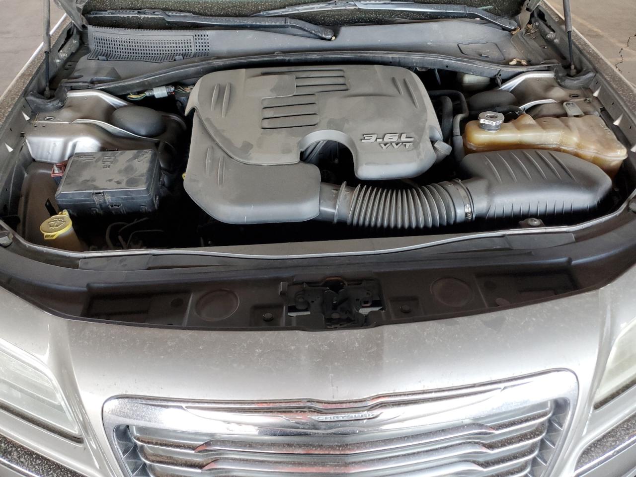 2014 Chrysler 300 - Image 11