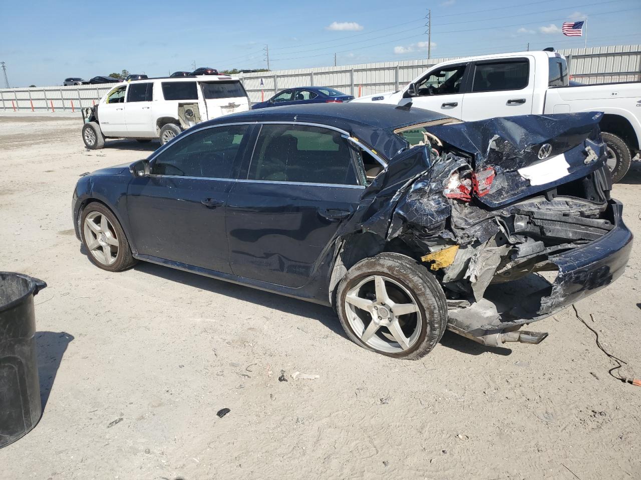 2014 Volkswagen Passat - Image 2