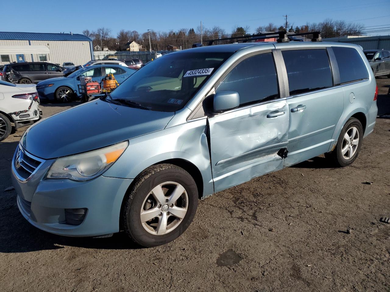 2010 Volkswagen Routan - Image 1