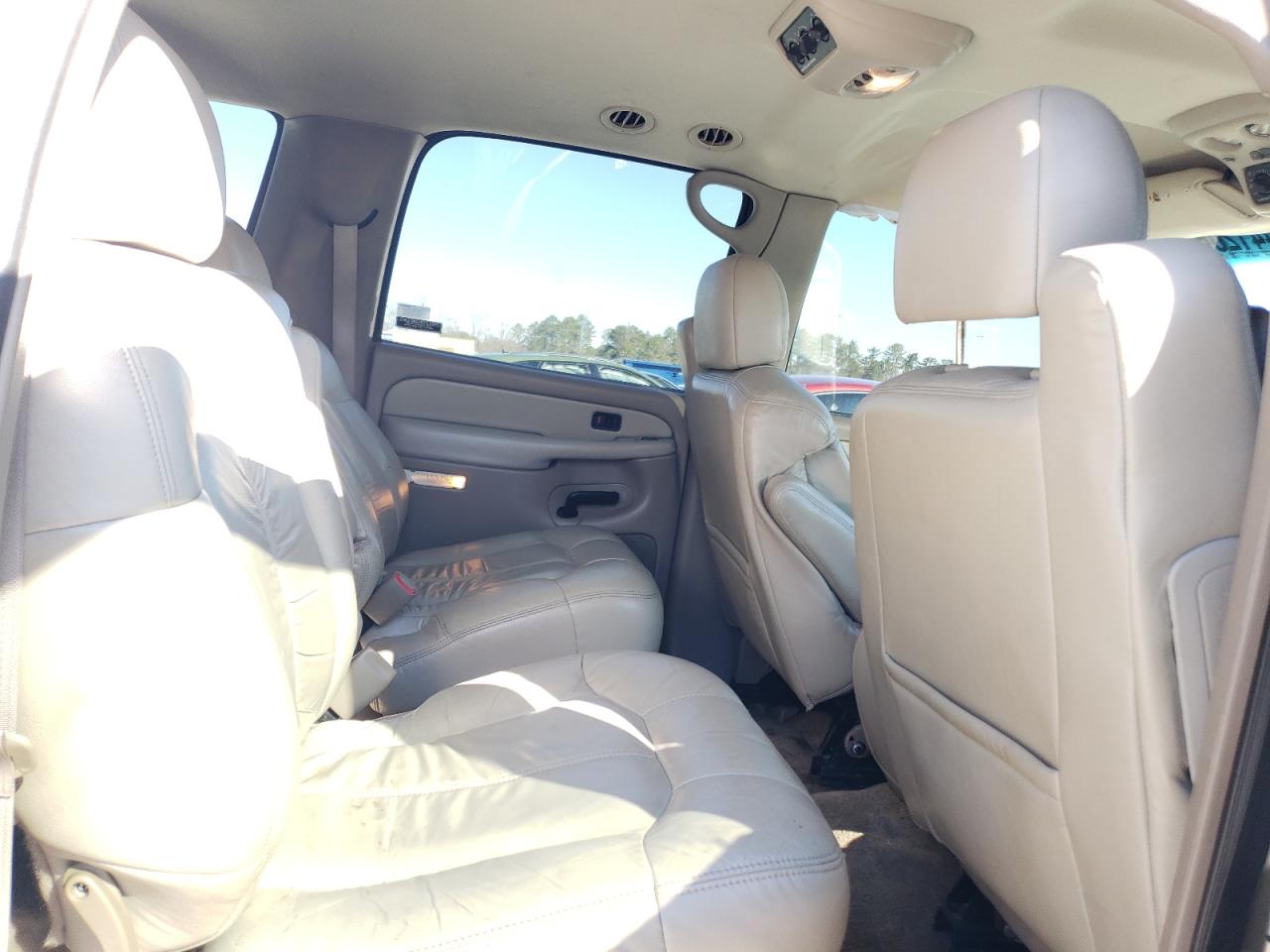 2001 Chevrolet Suburban - Image 11