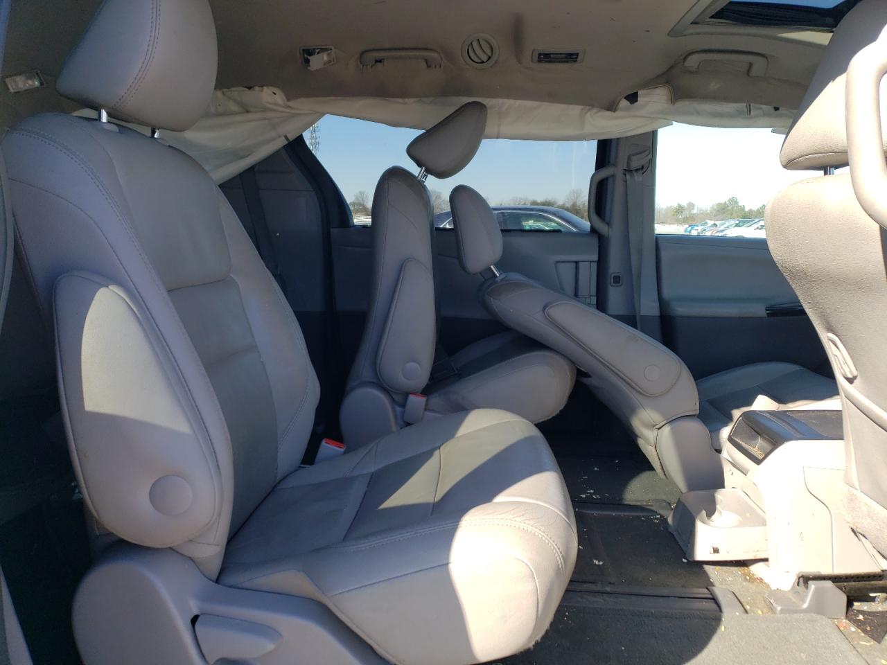 2017 Toyota Sienna - Image 11