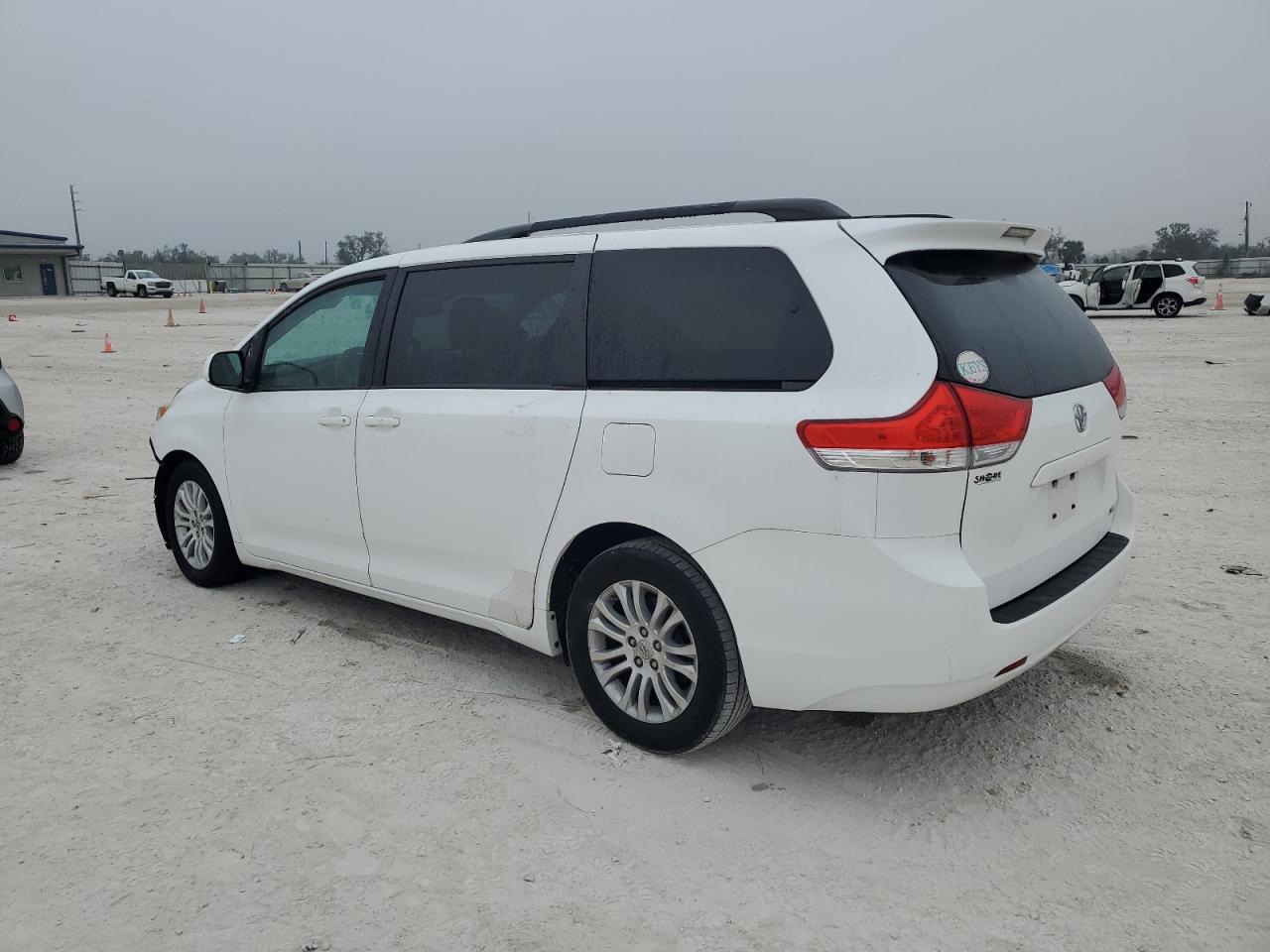 2014 Toyota Sienna - Image 2