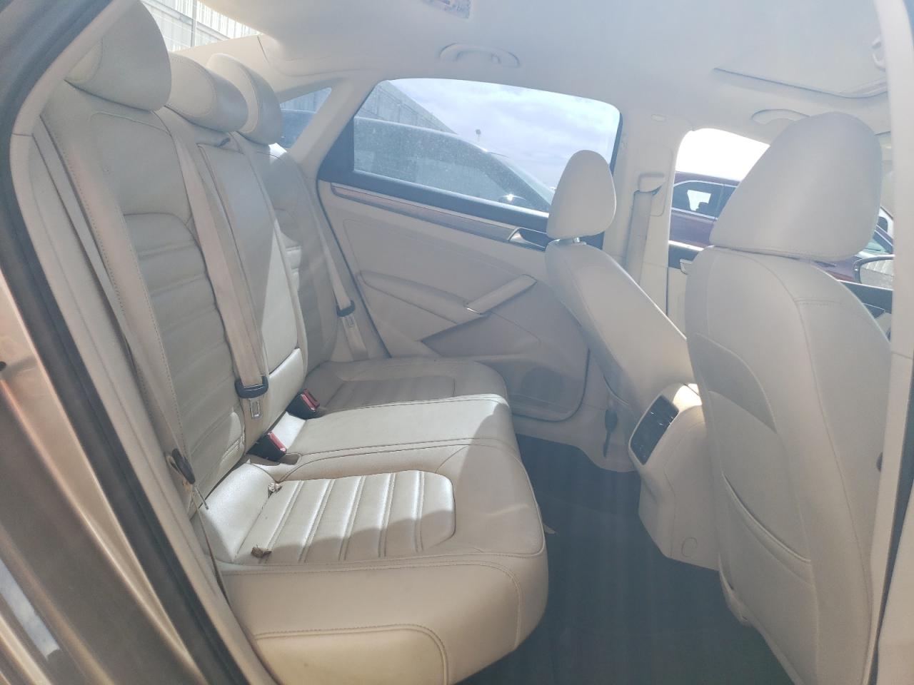 2017 Volkswagen Passat - Image 10