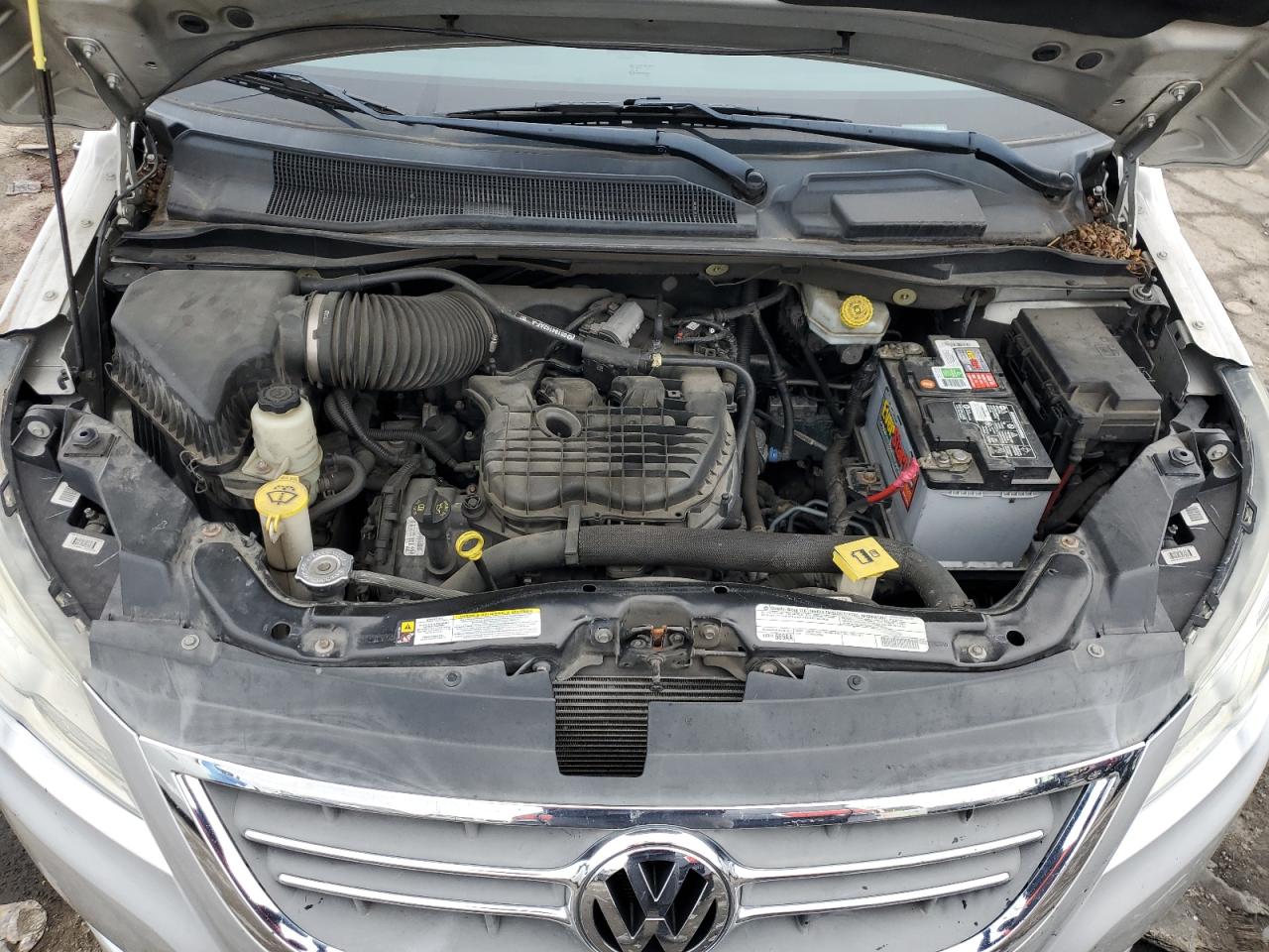2012 Volkswagen Routan - Image 12