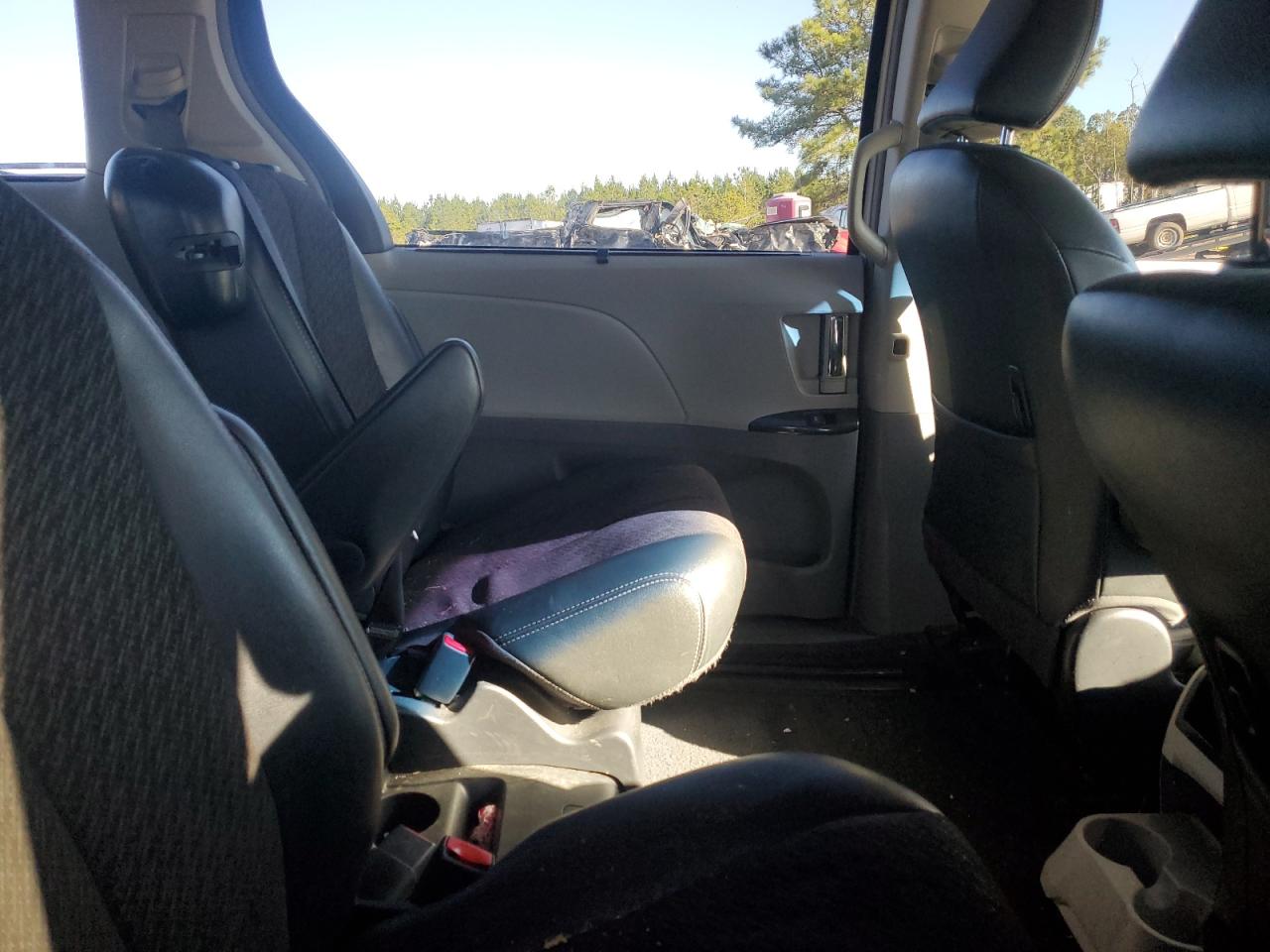 2012 Toyota Sienna - Image 11