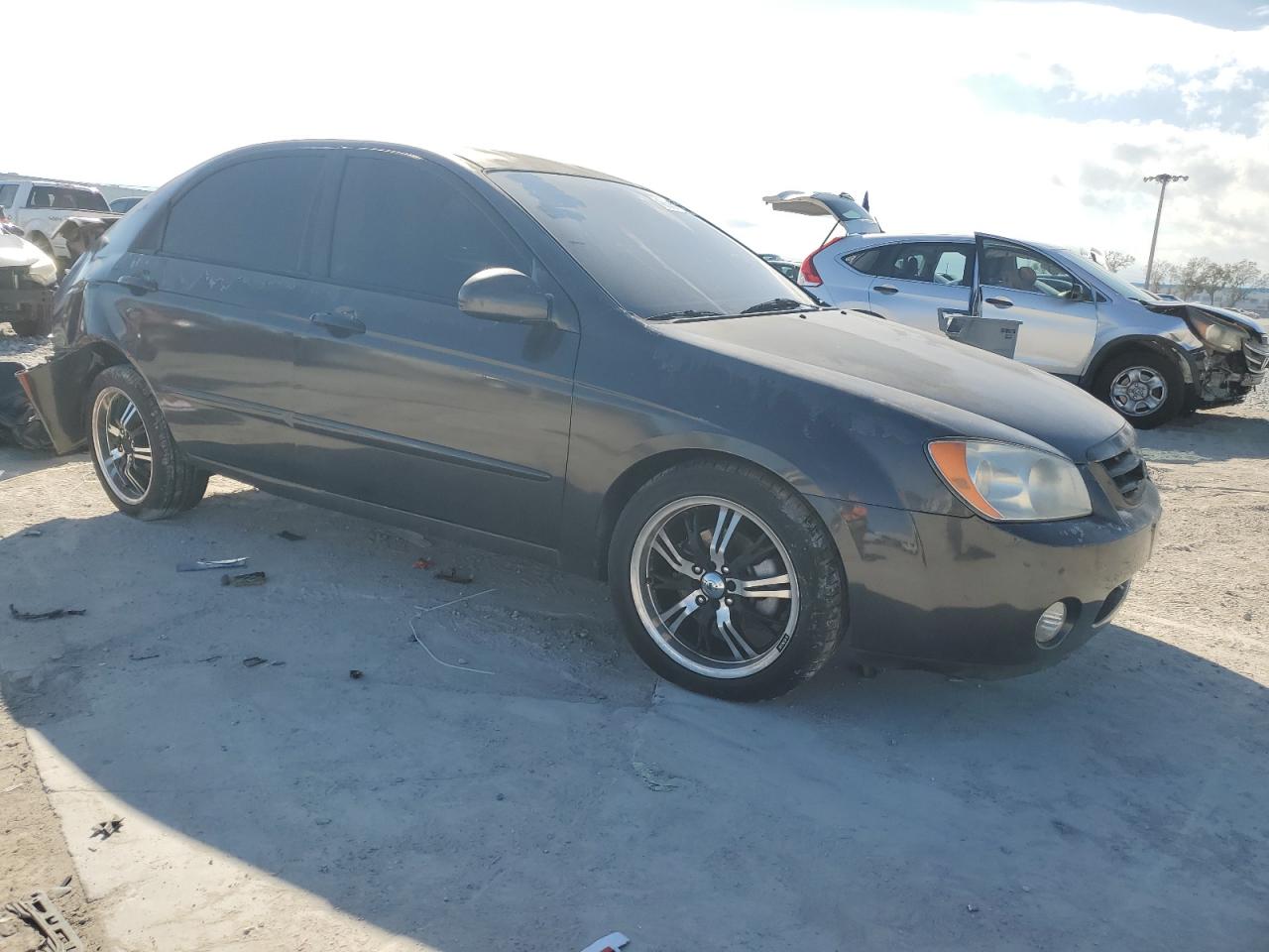 2004 Kia Spectra - Image 4