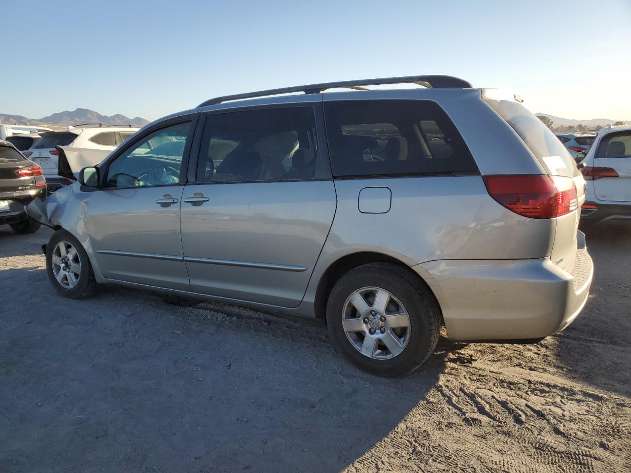 2004 Toyota Sienna - Image 2