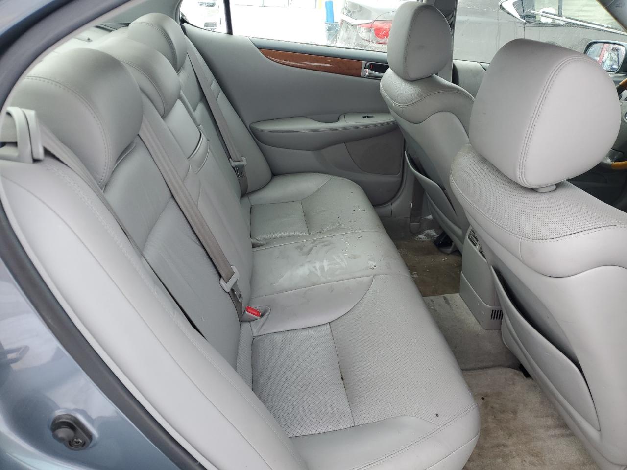 2005 Lexus ES - Image 10