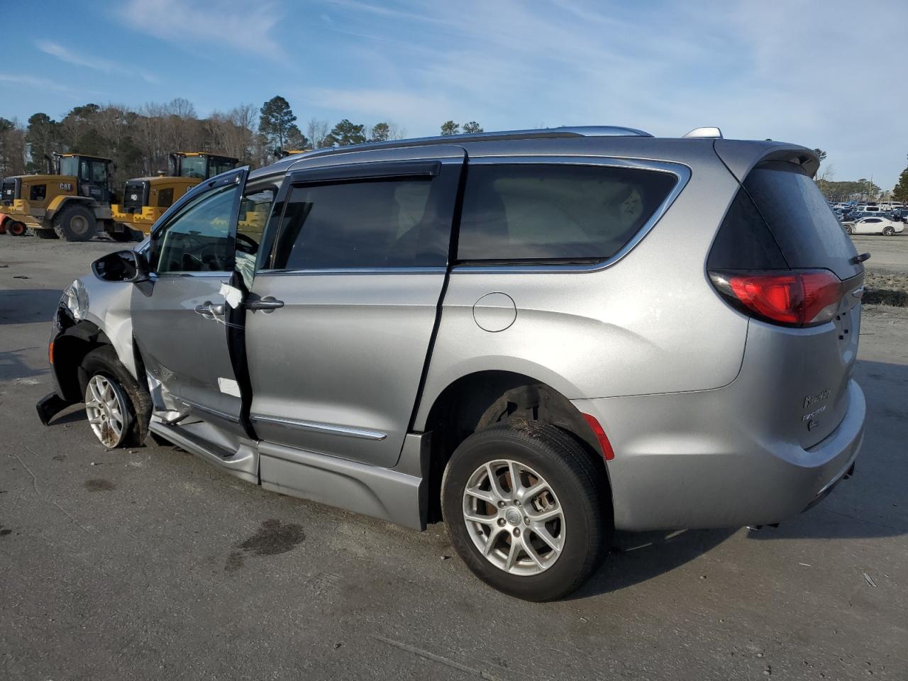 2020 Chrysler Pacifica - Image 2