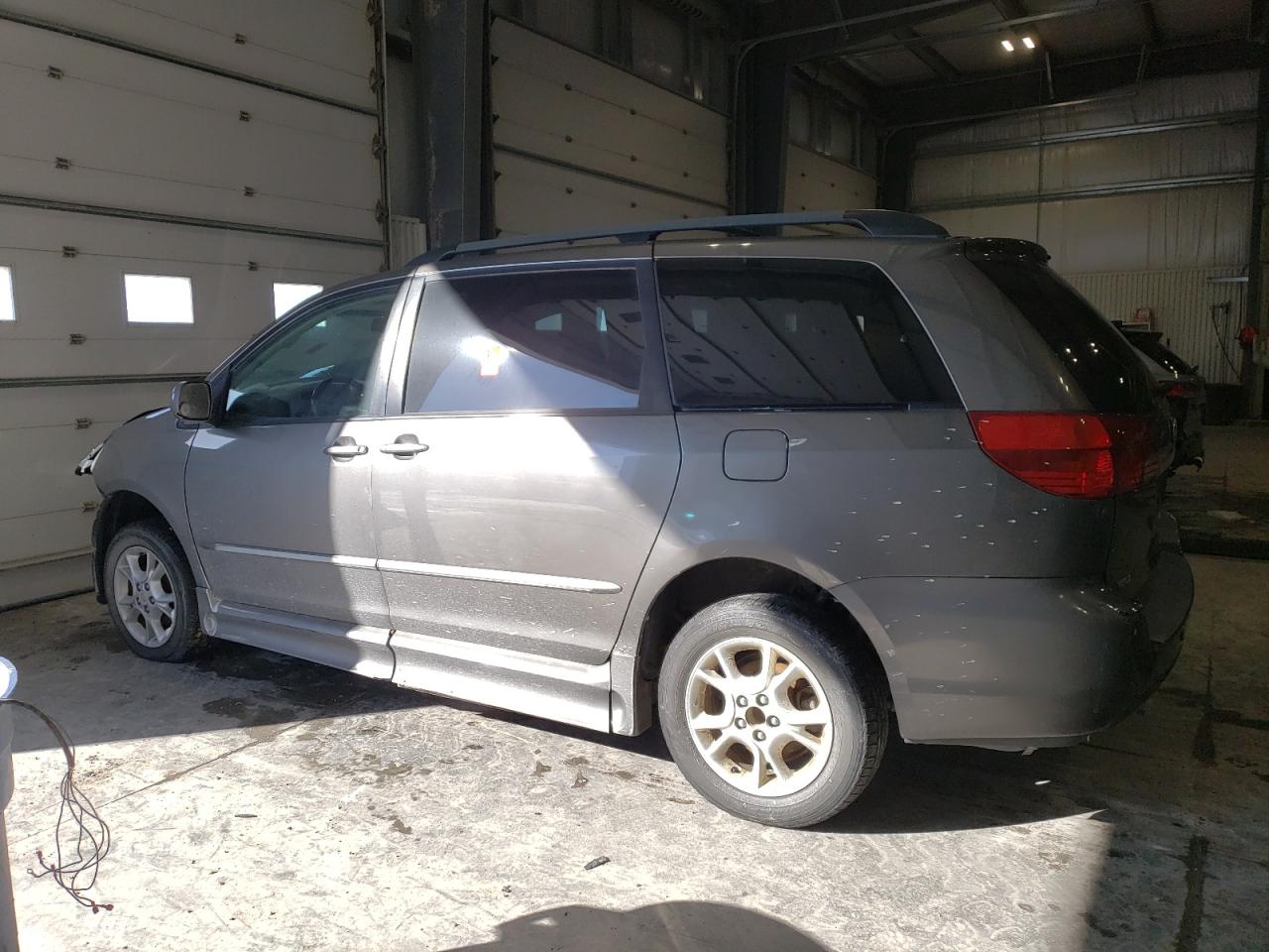 2005 Toyota Sienna - Image 2