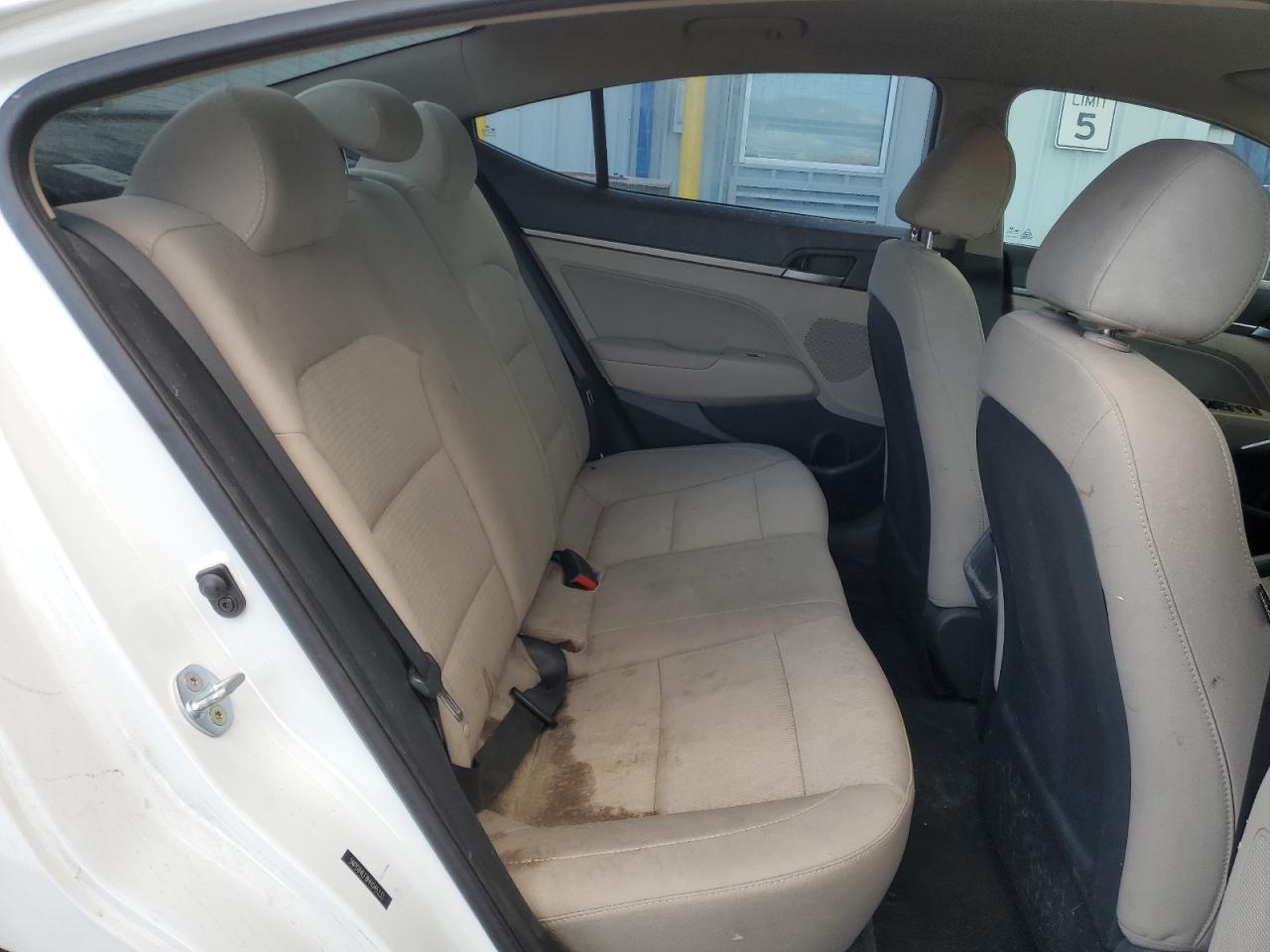 2017 Hyundai Elantra - Image 10