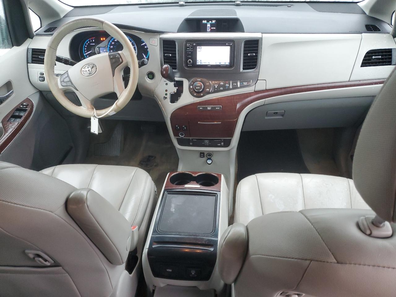 2013 Toyota Sienna - Image 8