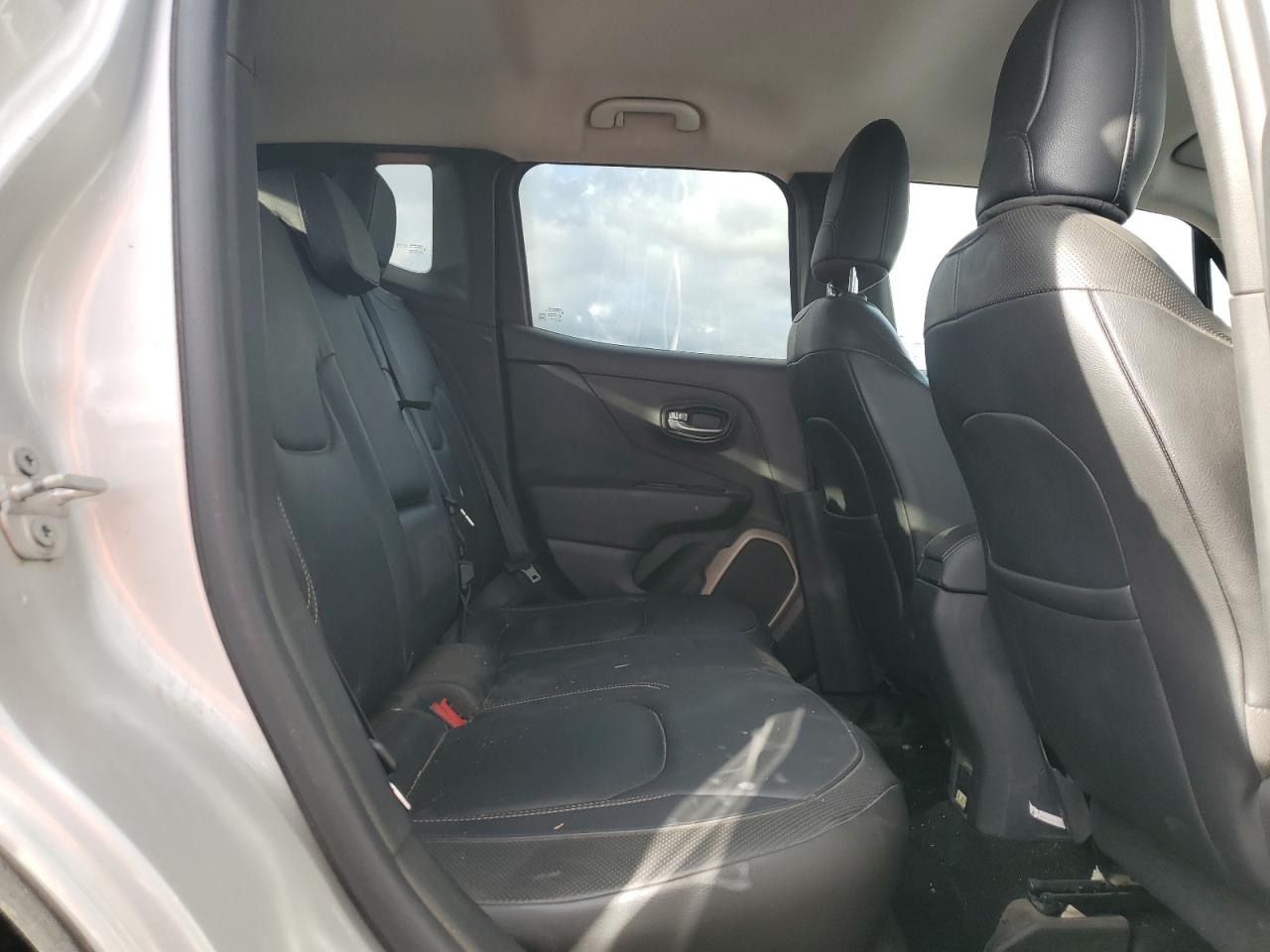 2015 Jeep Renegade - Image 11