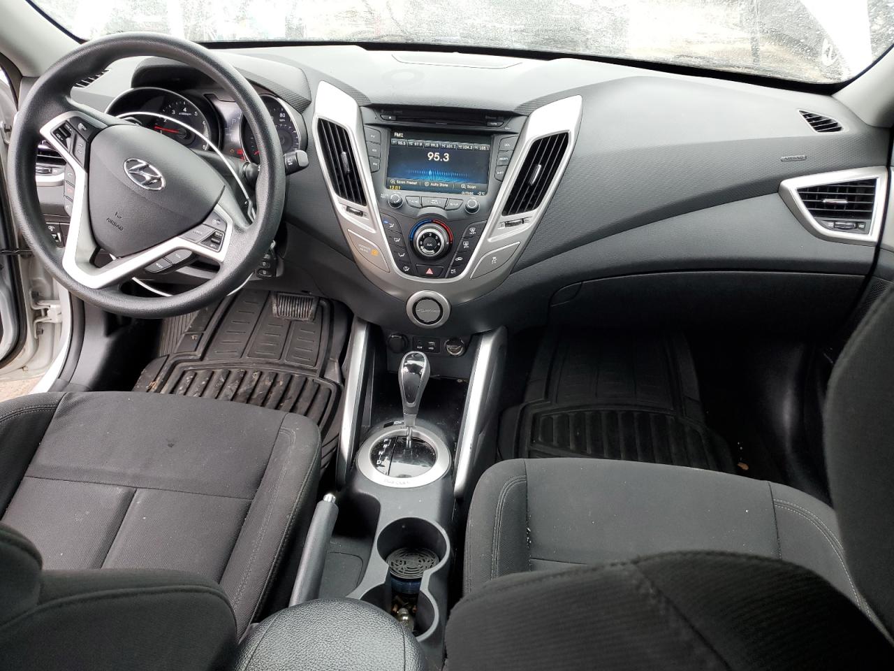 2016 Hyundai Veloster - Image 8