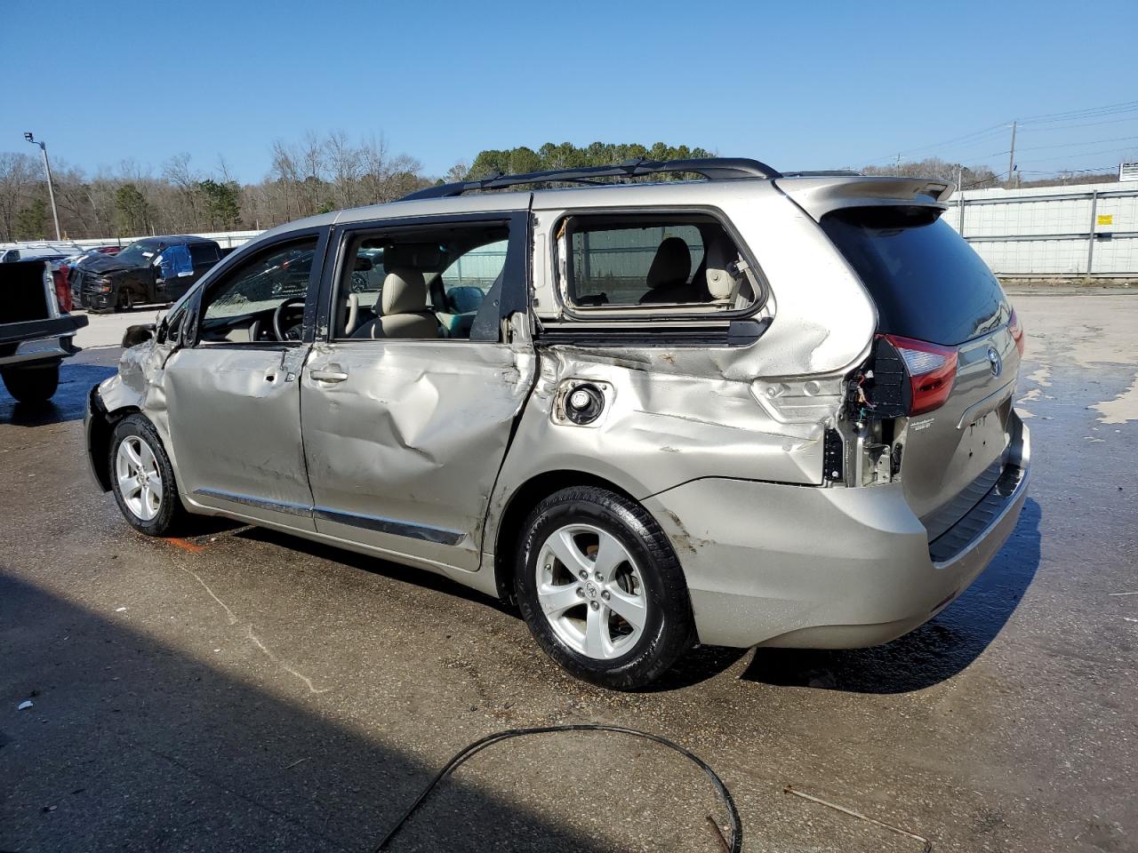 2015 Toyota Sienna - Image 2