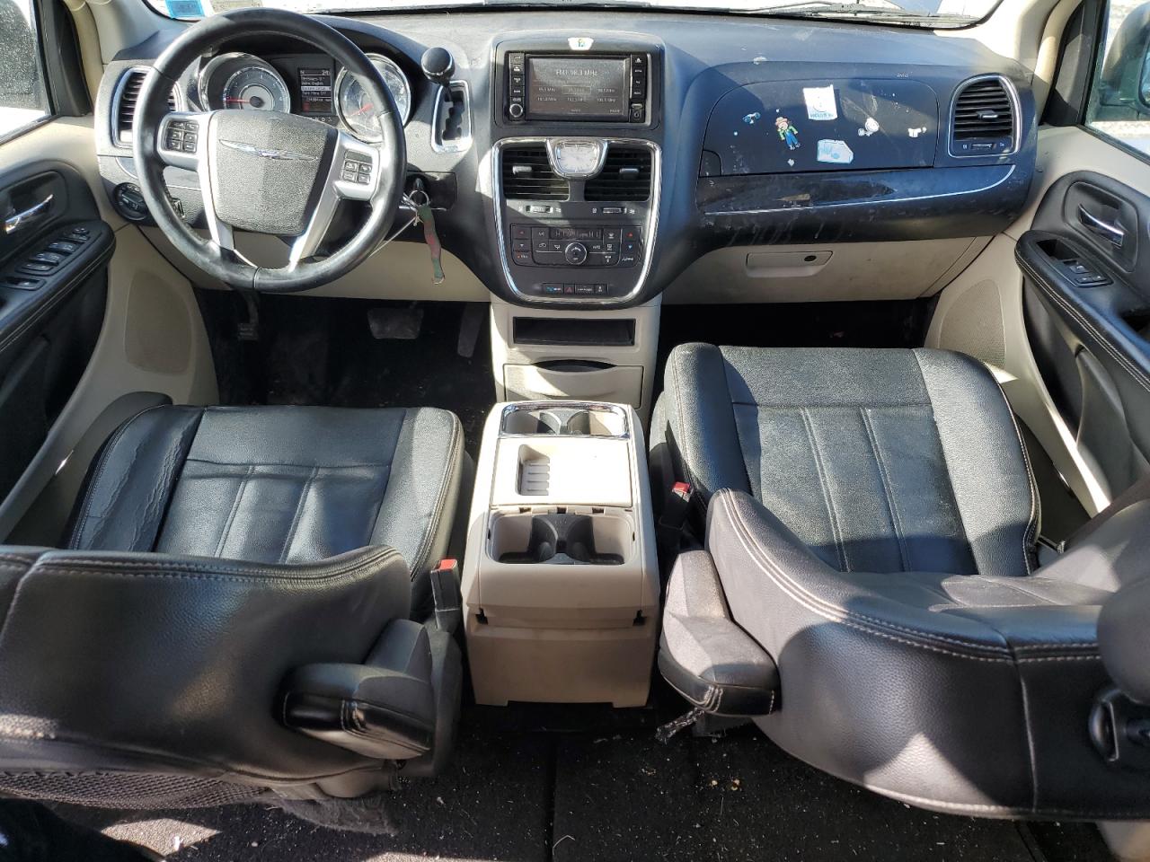2014 Chrysler Town & Country - Image 8