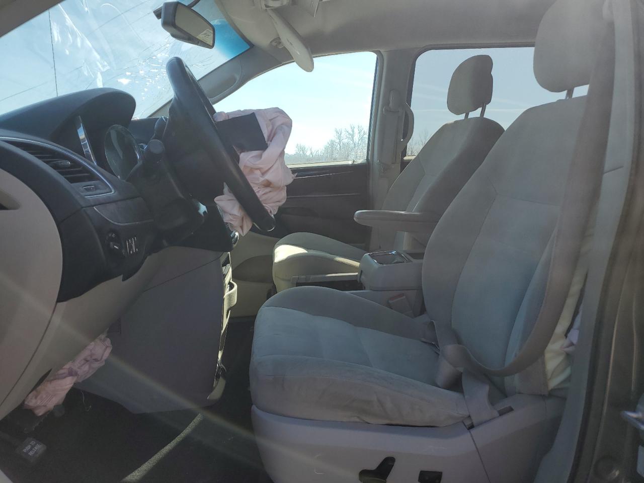 2015 Chrysler Town & Country - Image 7