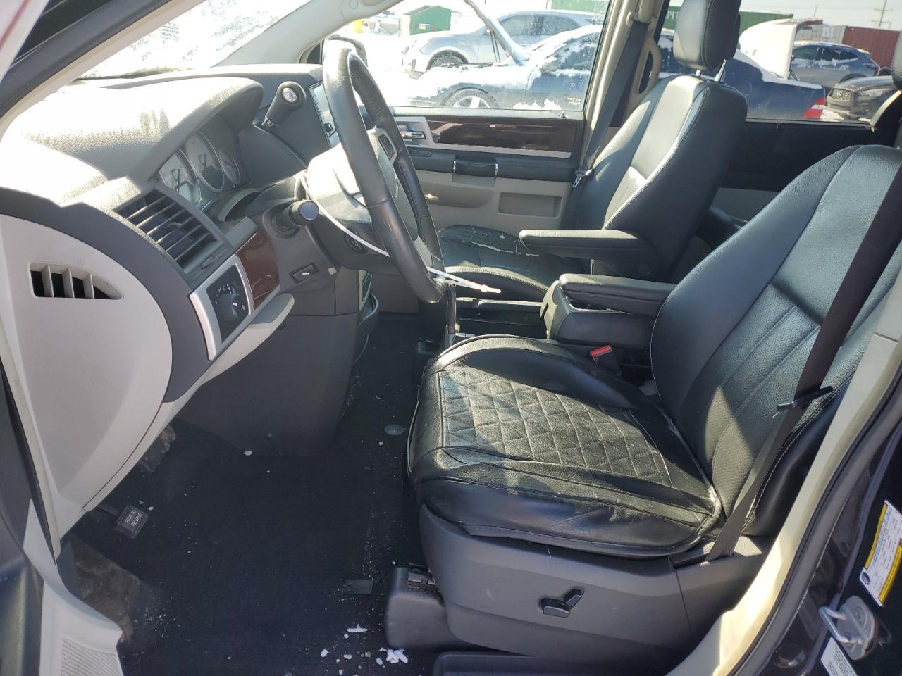 2010 Chrysler Town & Country - Image 7