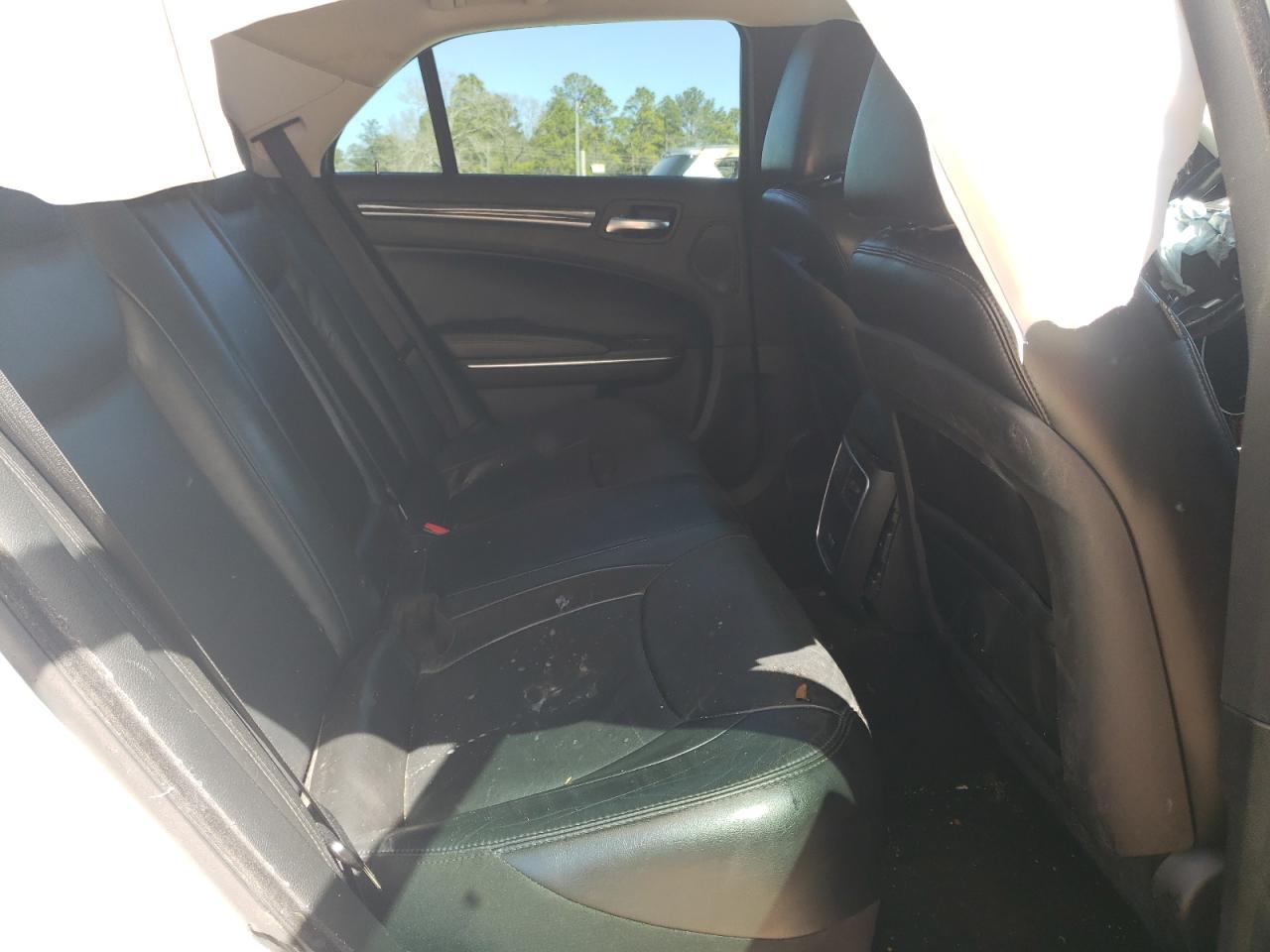 2016 Chrysler 300 - Image 10