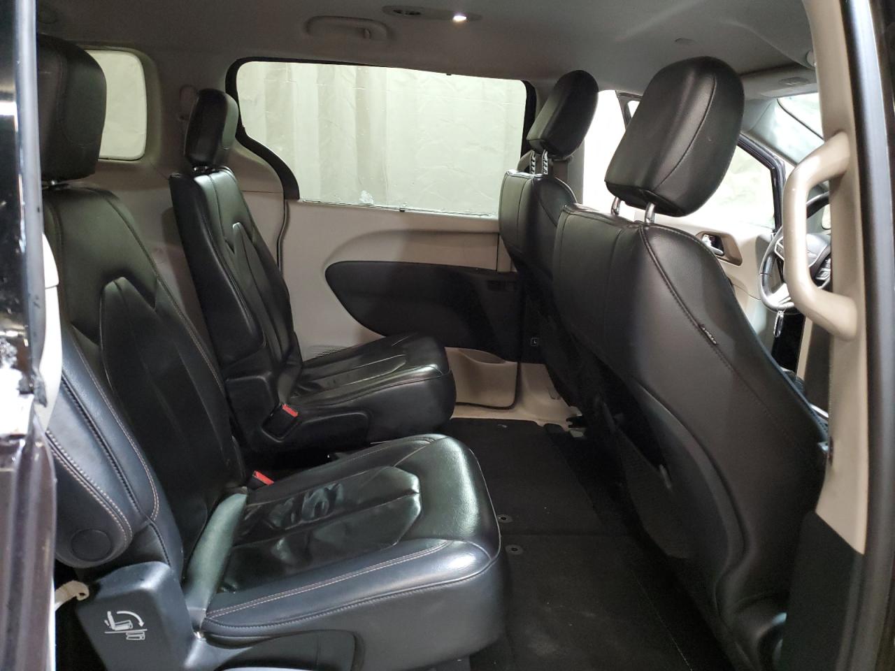 2017 Chrysler Pacifica - Image 11