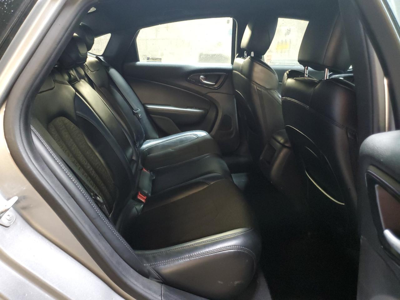 2015 Chrysler 200 - Image 10