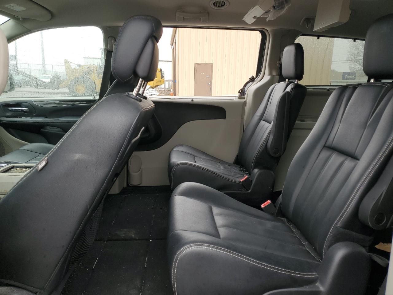 2016 Chrysler Town & Country - Image 11