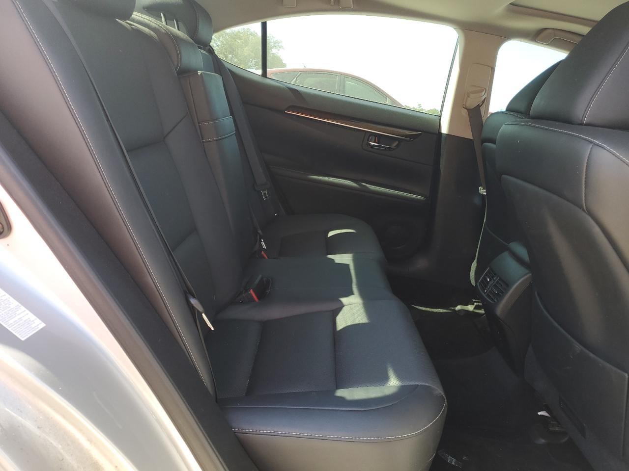 2015 Lexus ES - Image 10