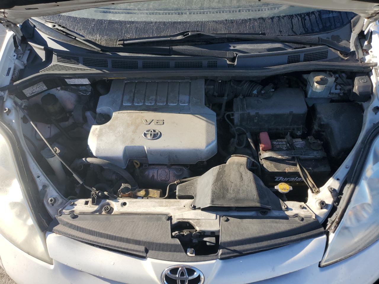 2010 Toyota Sienna - Image 12