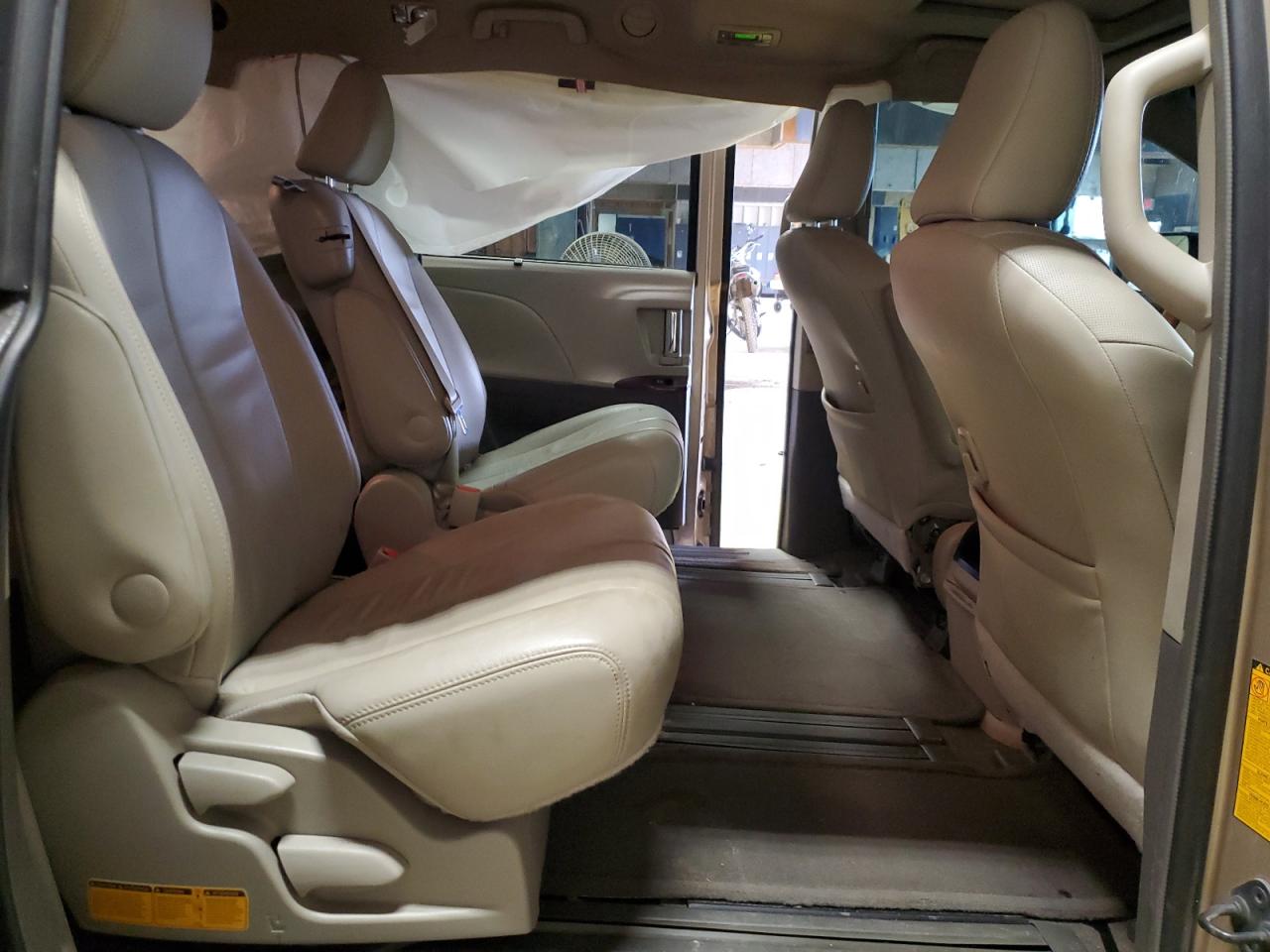 2014 Toyota Sienna - Image 11