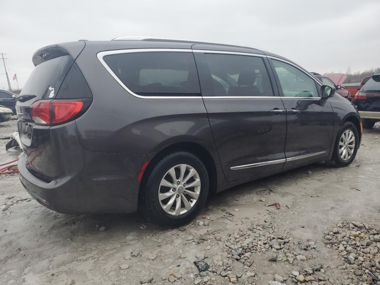 2019 Chrysler Pacifica - Image 3