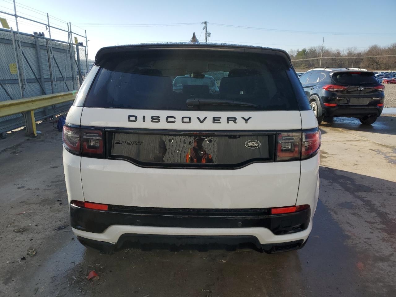 2023 Land Rover Discovery - Image 6