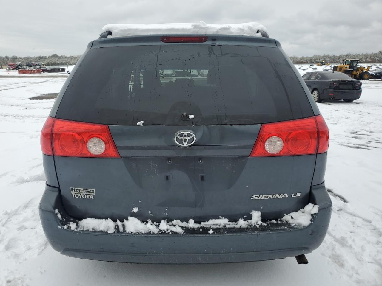 2010 Toyota Sienna - Image 6
