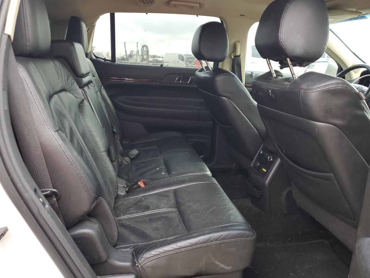 2014 Lincoln MKT - Image 11