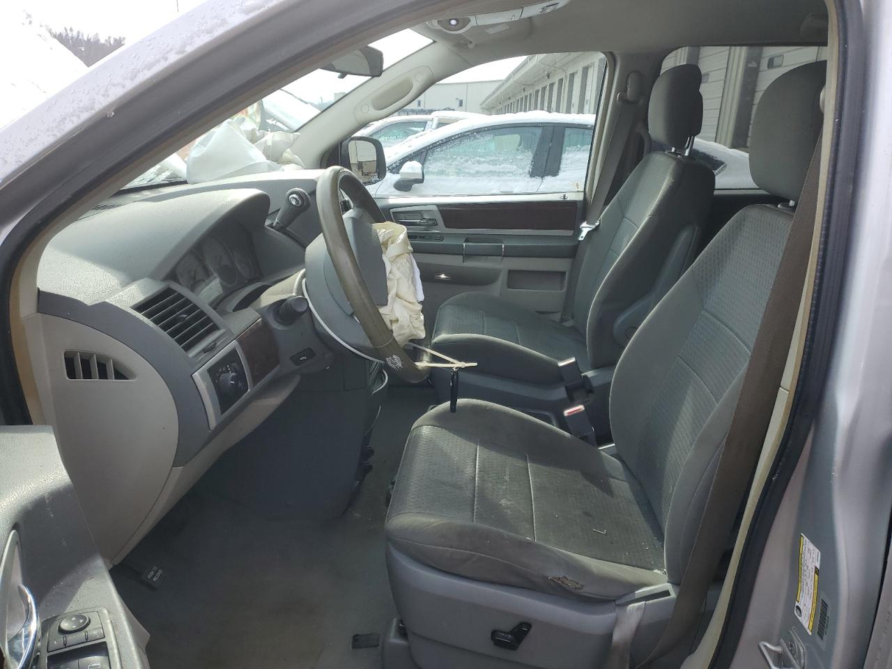 2010 Chrysler Town & Country - Image 7