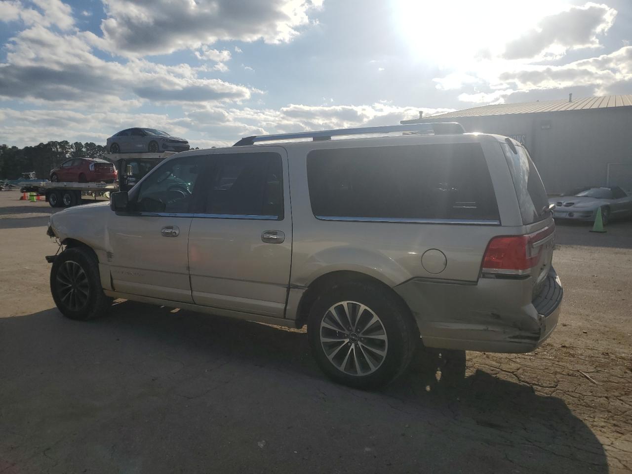 2017 Lincoln Navigator - Image 2