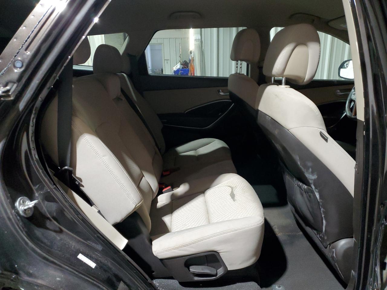 2016 Hyundai Santa Fe - Image 11